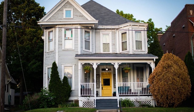 Historic Victorian - Walkable to Downtown Cape Girardeau - King Bed - Fast Wifi