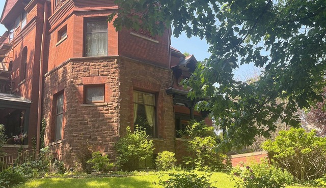 Historic Victorian - 2 queen size beds, with WiFi, AC, TV.