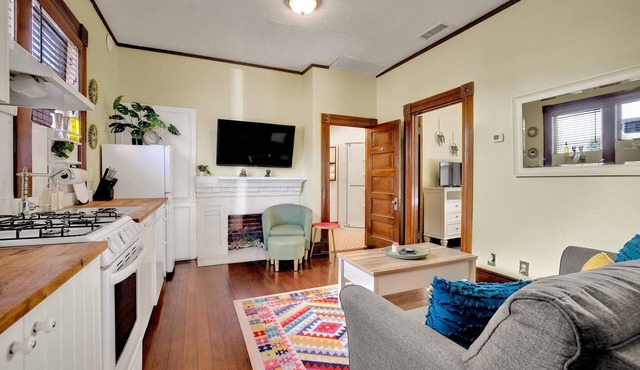 Historic Victorian 2 BD in the Heart of Downtown