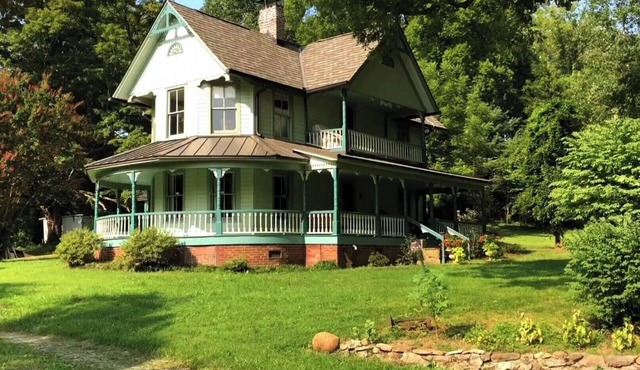 Historic Victorian Farmhouse near Great Smoky Mtns Nat Park