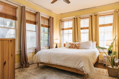 Historic Victorian Gem in Campus Ideal for UT Events with Free Parking