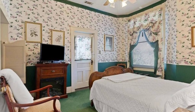 Historic Victorian Guest Suite Quiet Stay Walk to Downtown Bonham