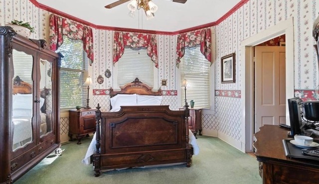 Historic Victorian Guest Suite Private Balcony Quiet Bonham Stay