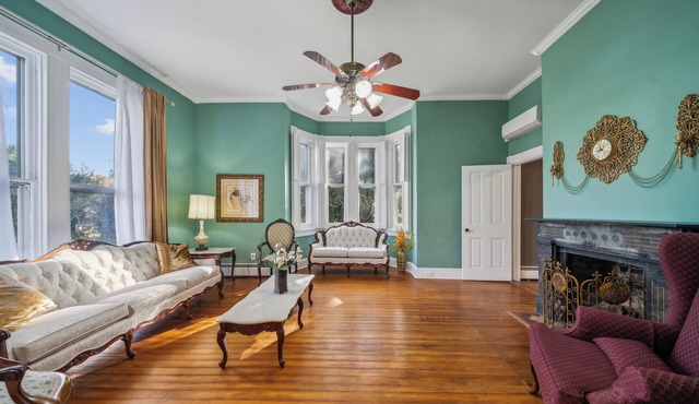 Historic Victorian Home–3 King Bedrooms w/55"4KTVs, Full Kitchen, Screened Porch