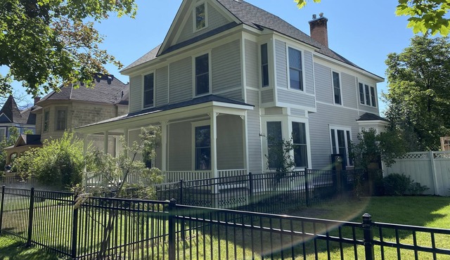 Historic Victorian In The Heart Of Town