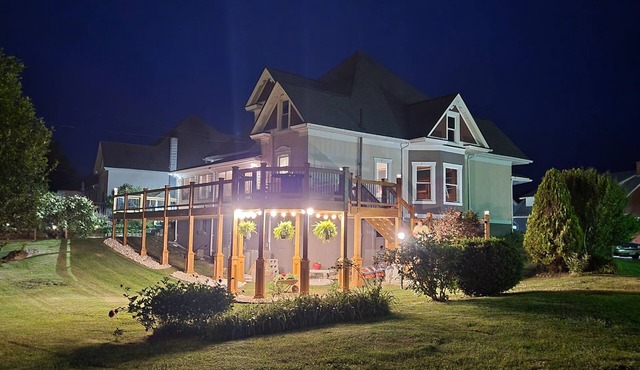 Historic Victorian New River views w/easy New River Trail access