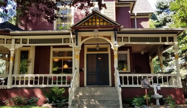 Historic Victorian Inn Downtown (8 Bed 6 Bath)