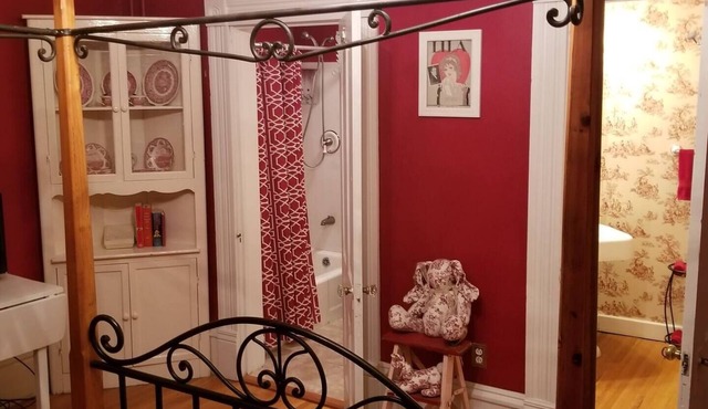 Historic Victorian Inn Red Suite