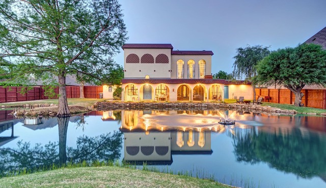 Historic Villa🚶1 min from Lake Hefner🏊 Hot Tub 🎱Pool Table🐶Friendly🎣Fishing