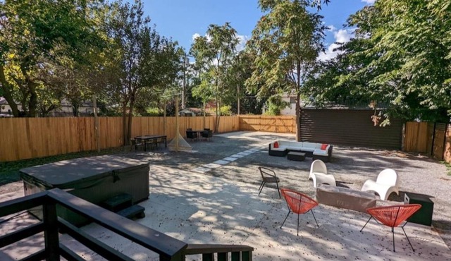 Historic Villa + 1min from Plaza District + Hot Tub + Pool Table + Friendly