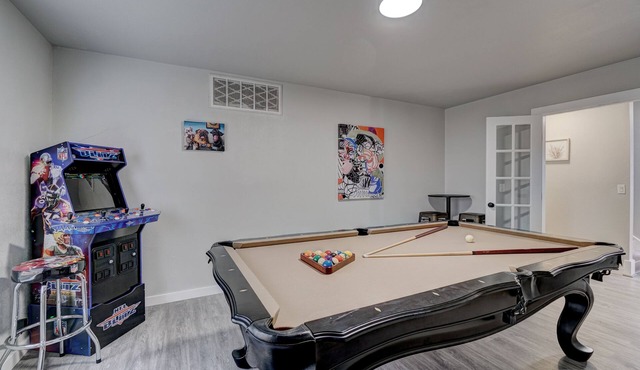 Historic Villa🚶 2 min from Lake Hefner 🏊 Hot Tub 🎱 Pool Table 🐶 Pet Friendly