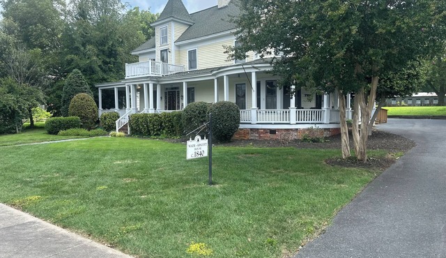 Historic Wade-Arscott home, Main Floor 2BR/2BA in Downtown Troy