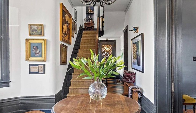 Historic Ward House Spacious Downtown Retreat with Charm