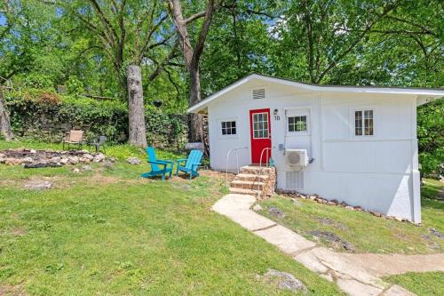 Historic Water's Edge Cottage 10