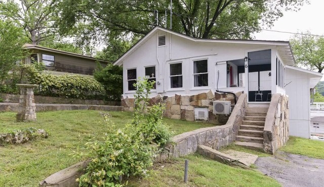 Historic Water's Edge Cottage 6