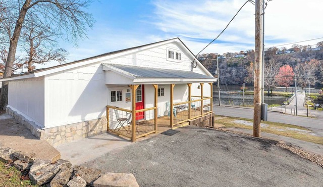 Historic Water's Edge Cottage 15