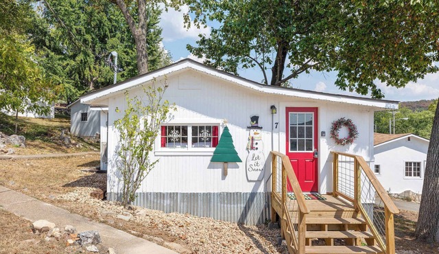 Historic Water's Edge Cottage 7