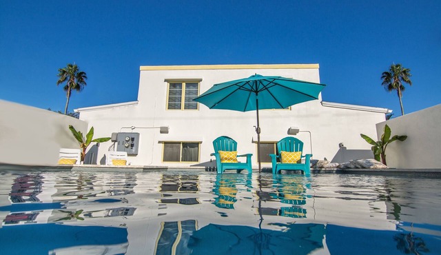 Historic Waterfront District- Gulfport Florida, includes pool, grill and bikes!