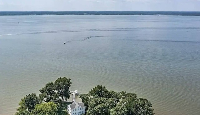 Historic Waterfront Escape Dock, Deck, Fire Pit, Views, Peace & Kayaks