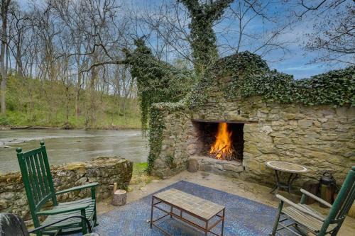 Historic Waterfront Retreat with Grill in Hagerstown