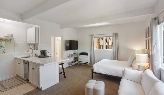 Historic West Beach Studio — blocks to beach and Funk Zone