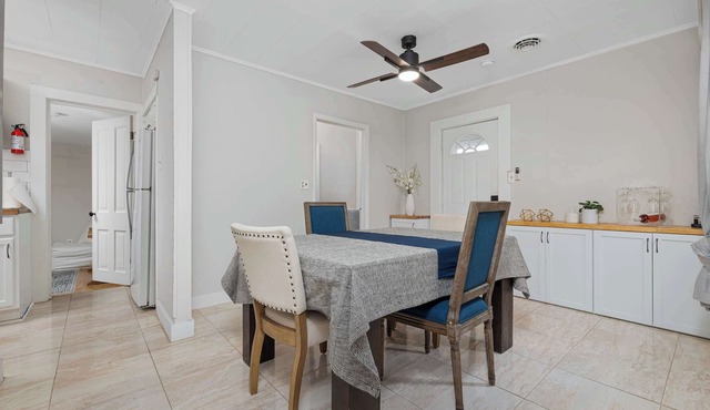 Historic West Central 2BR Apartment-Walkable Downtown-Private Driveway Parking