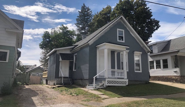 Historic West Utica Bungalow. Close to Utica University, Wynn Hospital & Nexus