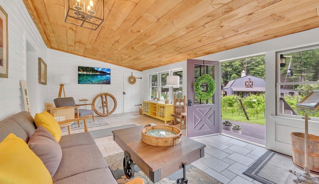 Historic Winery Farmhouse by Lake