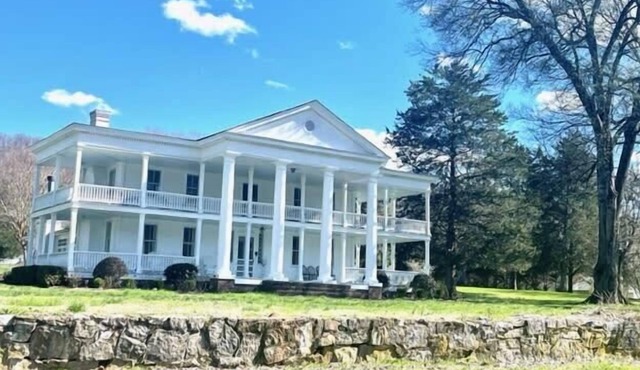 Historic Winston Inn 8 Acres on Town Sq.