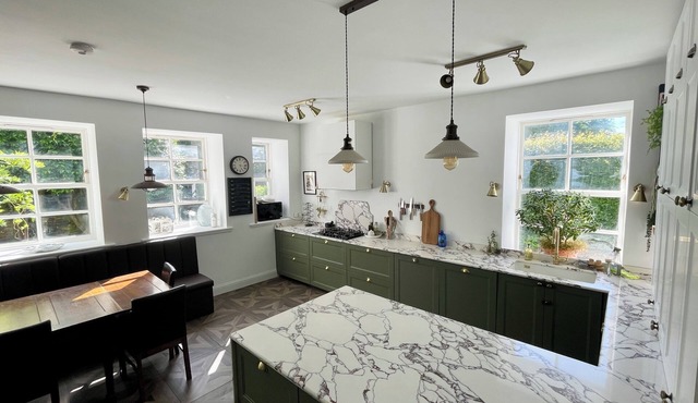 Historic Woodland Getaway, Perfect for Cosy Gatherings - v family-friendly