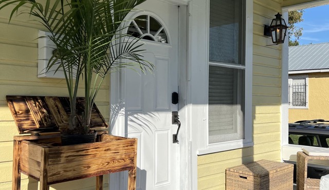 Historic Ybor City 1 Bedroom "Golden Hen" with HUGE hot tub!