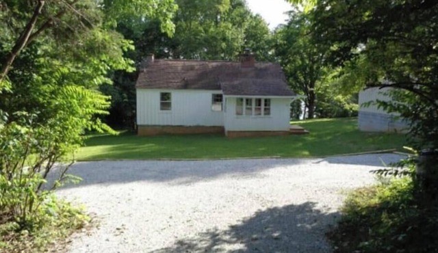 Historic year-round cabin along lakeshore w/dock