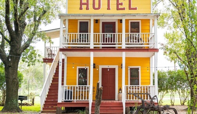 Historic Yellow Hotel, Private Romantic Getaway