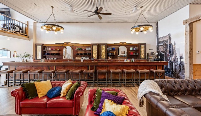 Historic Yellowstone Saloon | Sleeps 25 + Hot Tub