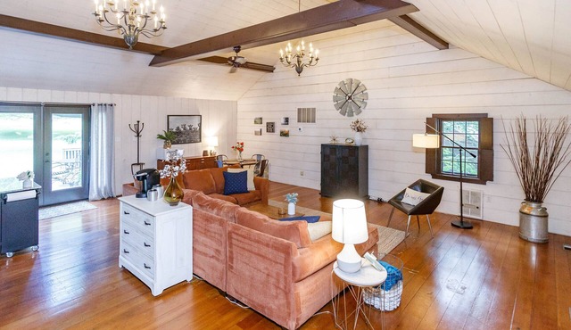 Historic, Yet Modern Carriage House Loft Apartment Nestled In Lancaster County.