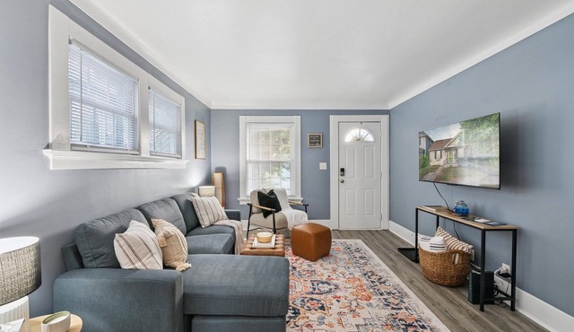 Historic yet updated 2br home- Downtown Rossford!