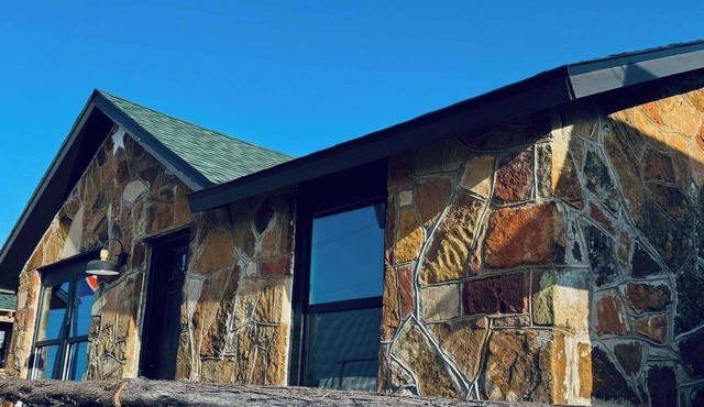 Historical 1930's Lodge on Ranger Hill w/Pool. Hour-ish from FTW!
