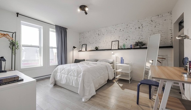 Historical 2 Floor 4 bedrooms apartment with 2 full bathroom with exterior space