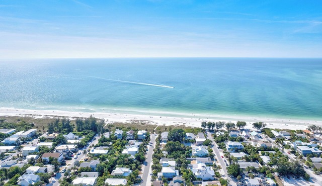 Historical AMI 2 Bedroom, pet friendly beach cottage, sleeps 6