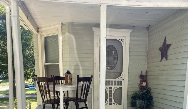 Historical beautiful house one block from Milford Lake