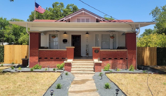 Historical Bungalo in downtown Schertz in between San Antonio & New Braunfels.