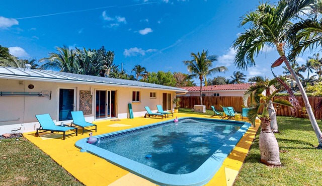 Historical bungalow with tropical private salt water pool & outdoor fireplace