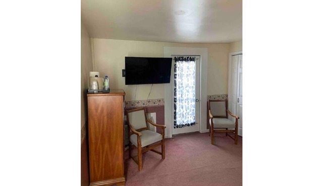Historical Waterfront King George Inn 8
