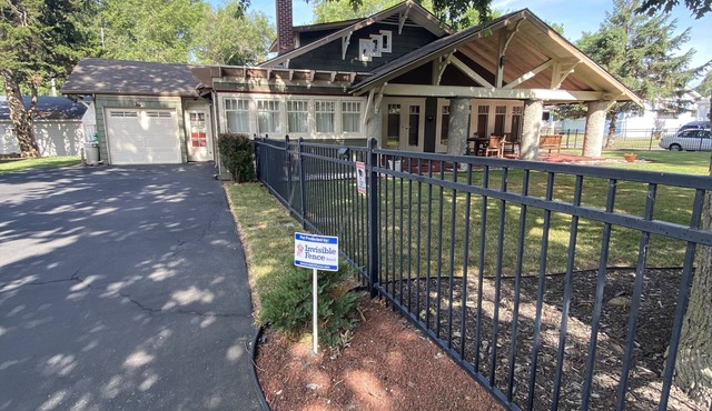 Historical California Bungalow 1 block from Millikin University