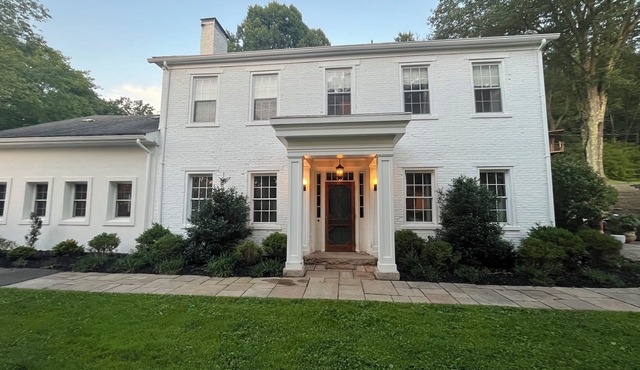 Historical charm meets modern fun, 3 acres, 6 bds, pool, basketball, bocce - PGH