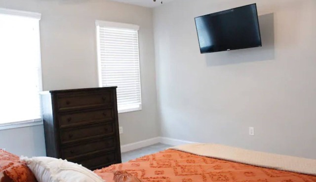 Historical Charming 3 Bedroom Near Portsmouth Naval Hospital and Rivers Casino.