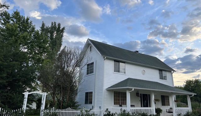 Historical colonial home with Pool, close to park & downtown Mena.