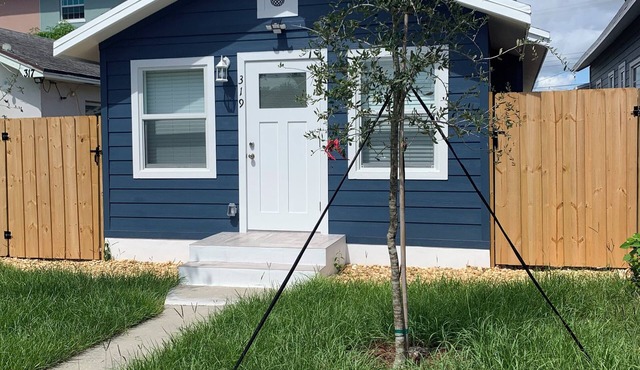 Historical Cottage in Downtown Lake Worth Beach, fully renovated and modernized