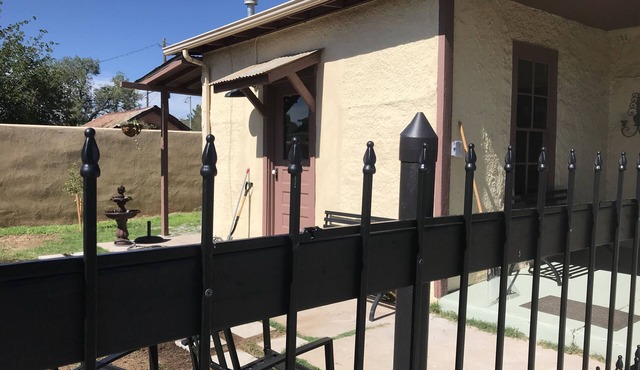 Historical cottage located in the heart of downtown (pet friendly)