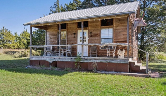 Historical country cabin in Round Top!